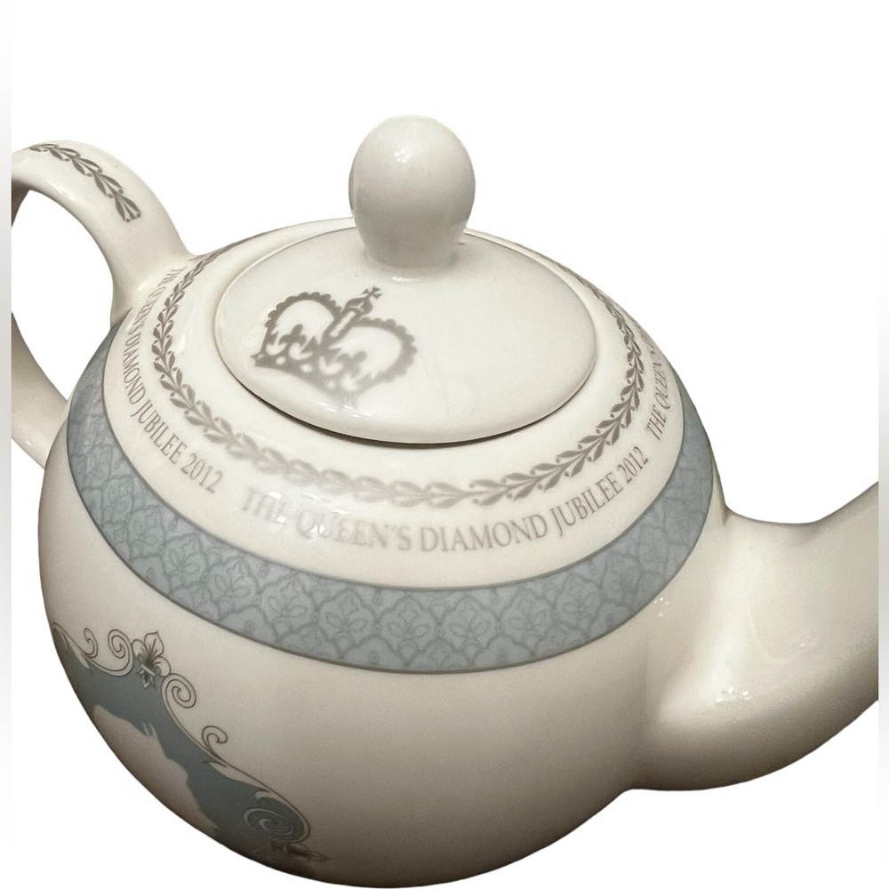 Fine China - The Queens Diamond Jubilee 2012 TeaPot - Picture 3 of 6
